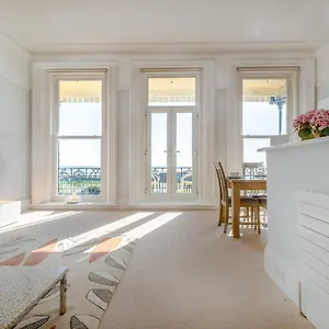 spectacular-sea-views-stylish-apt-with-balcony.brighton-hotels-england.com/