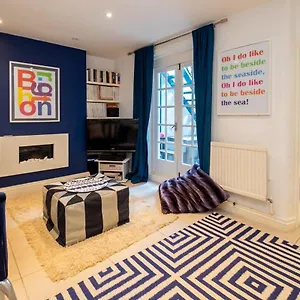 quirky-cute-bright-bold-apartment-with-terrace.brighton-hotels-england.com/