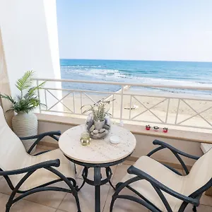 quattro-sea-view-beachfront-ap-4.larnacahotels.org/